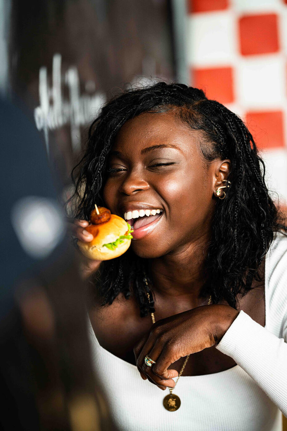 femme qui mange un mini burger