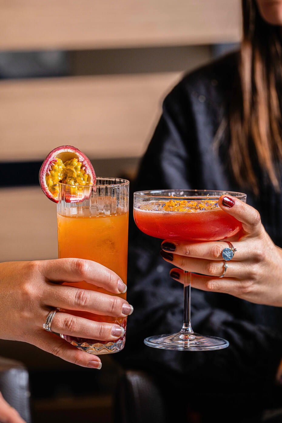 femme qui verse sauce sur coulant chocolat