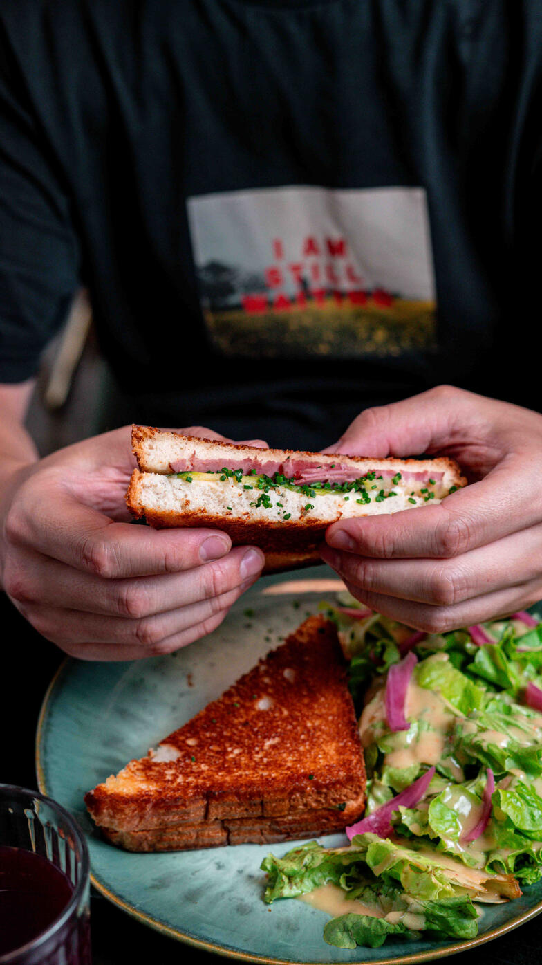restaurant photographe culinaire centre val de loire assiette d'un sandwhich grillé avec salade