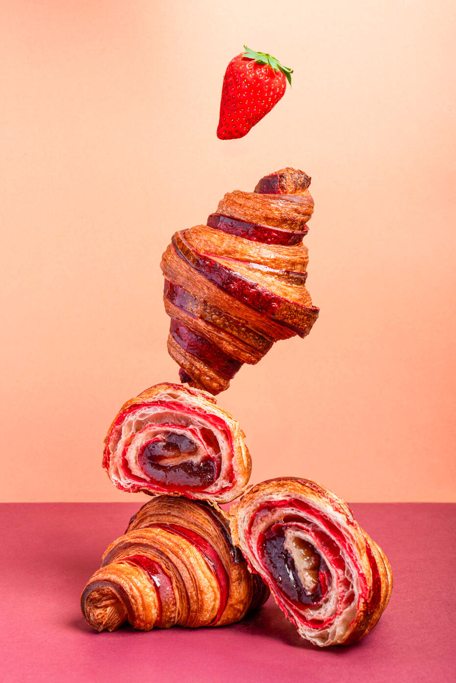 reportage restaurant photographe culinaire à Paris femme qui tient une assiette d'empanadas