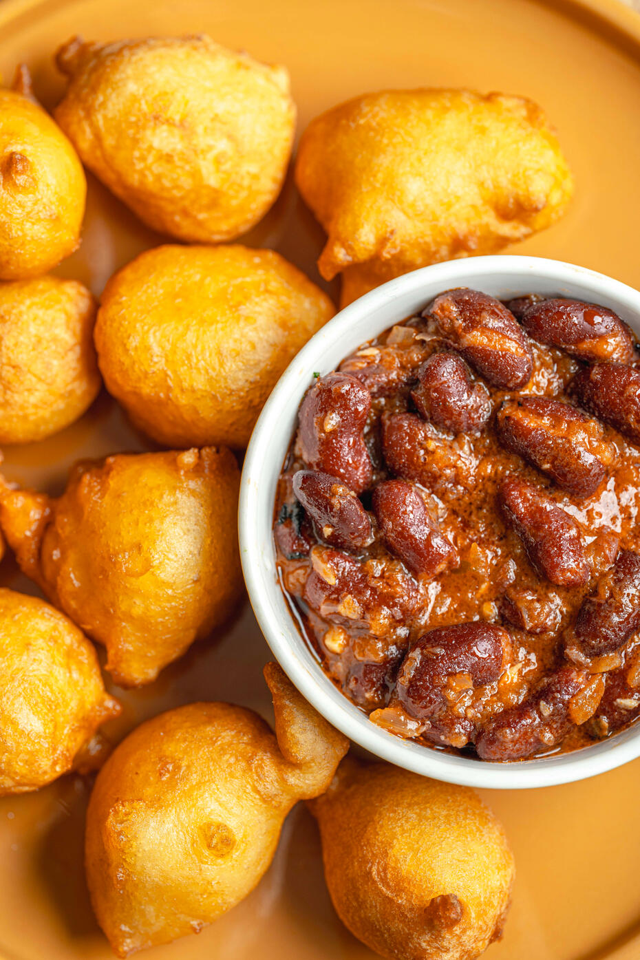 deux verres de vin blanc avec pétales de rose