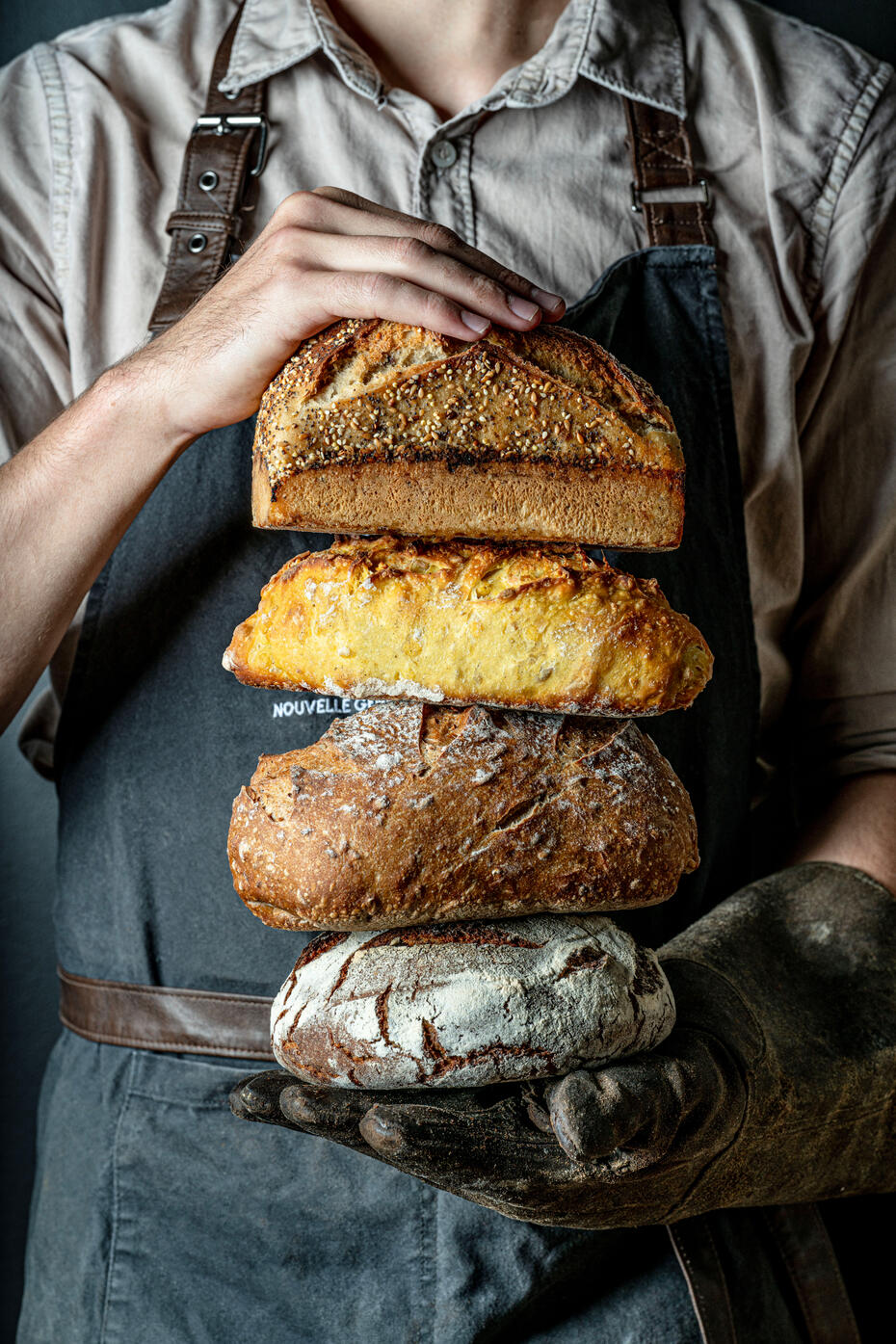 restaurant photographe Paul Meunier boulangerie. Des visuels impactants pour restaurants, produits artisanaux, et entreprises en France. personne qui coupe un plat salé