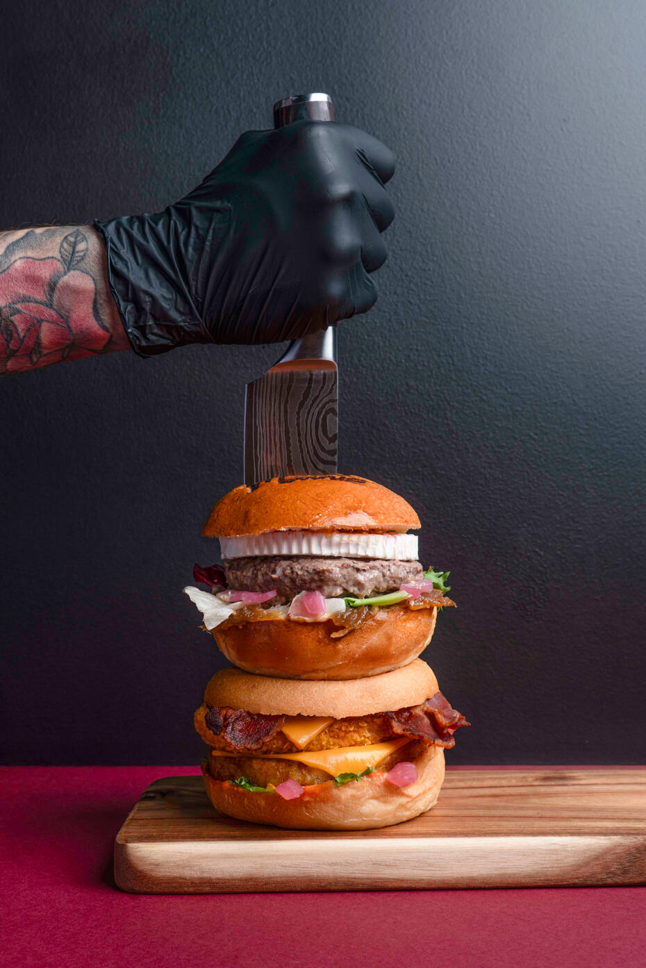 restaurant burger photographe culinaire tours, bourges et orléans homme qui tient un burger