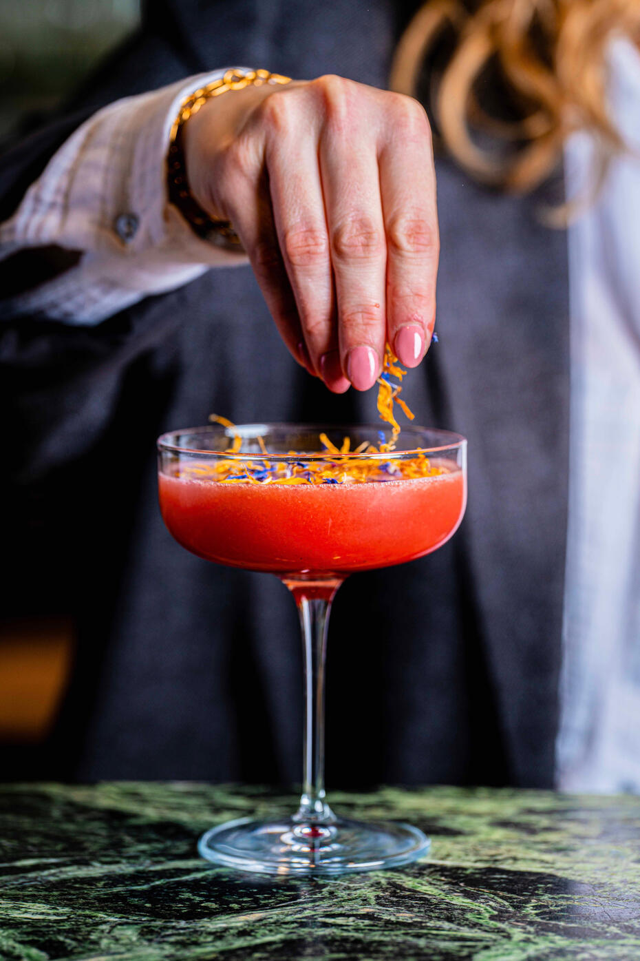 photo d'une assiette avec plat salé gastronomique