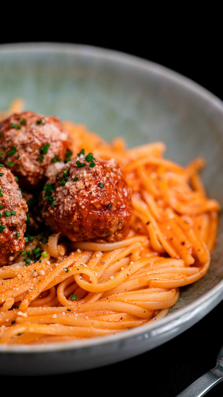 restaurant photographe culinaire à tours assiette de pates bolognaise avec boulettes de viande