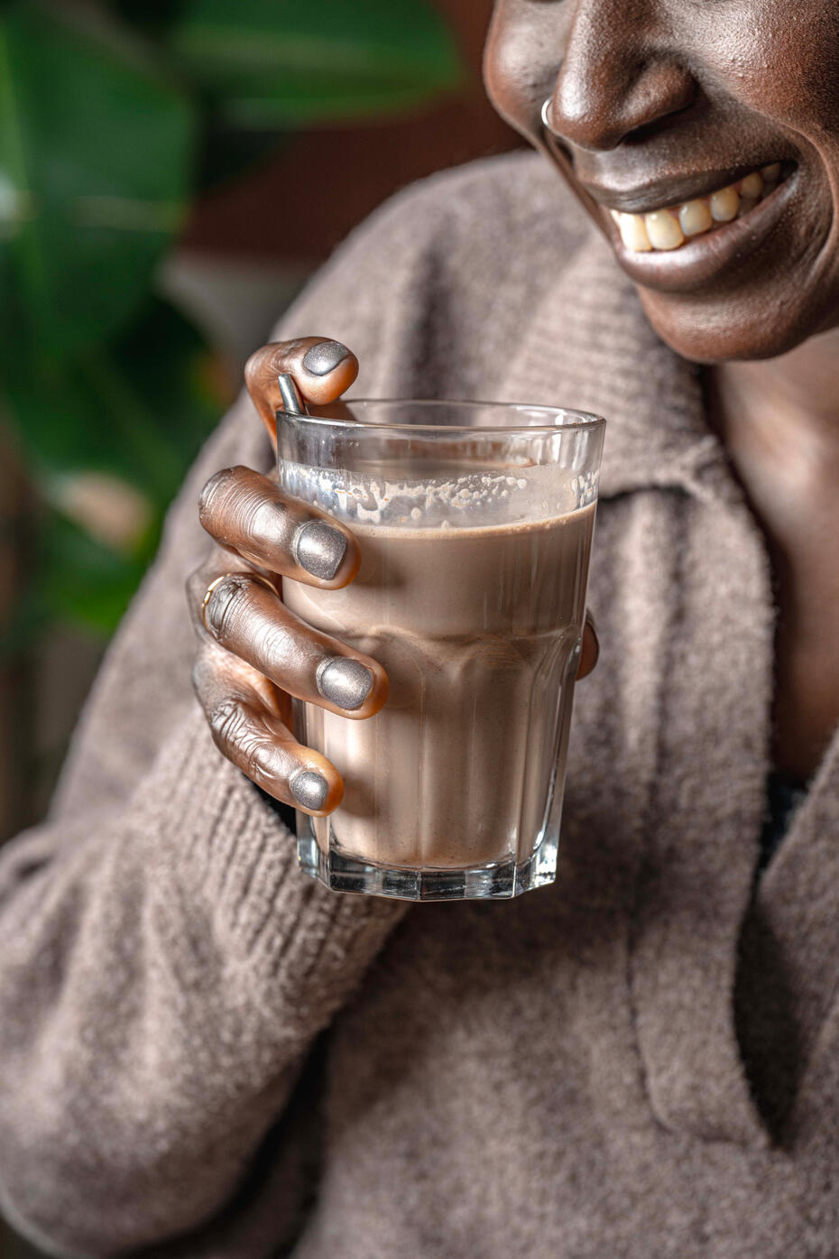 femme qui mange une empanada