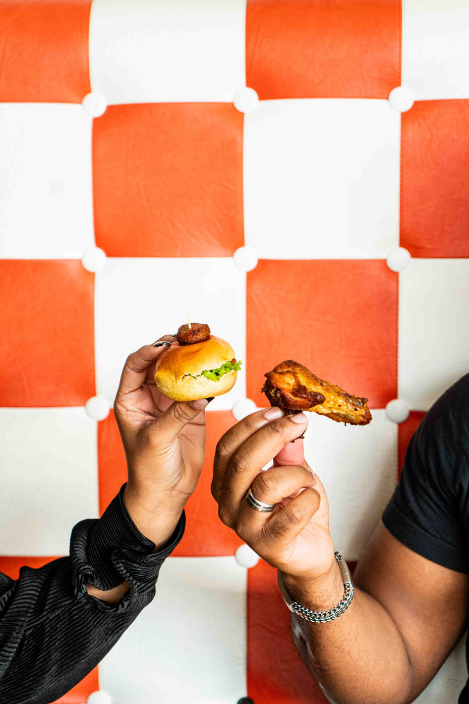 mains qui tiennent des mini burgers et amuses-bouches