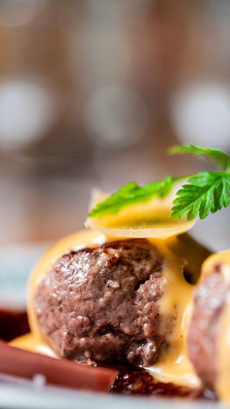 photo restaurant photographe culinaire boulette de viande et tranche de fromage