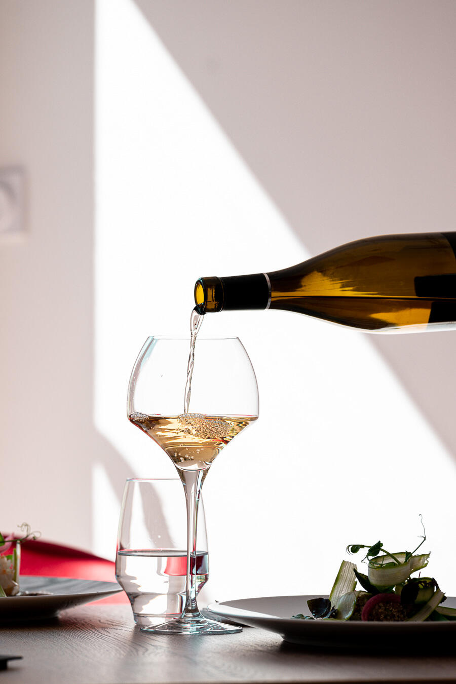 cave à vin paris photographe culinaire et community manager bouteille et verre de vin blanc