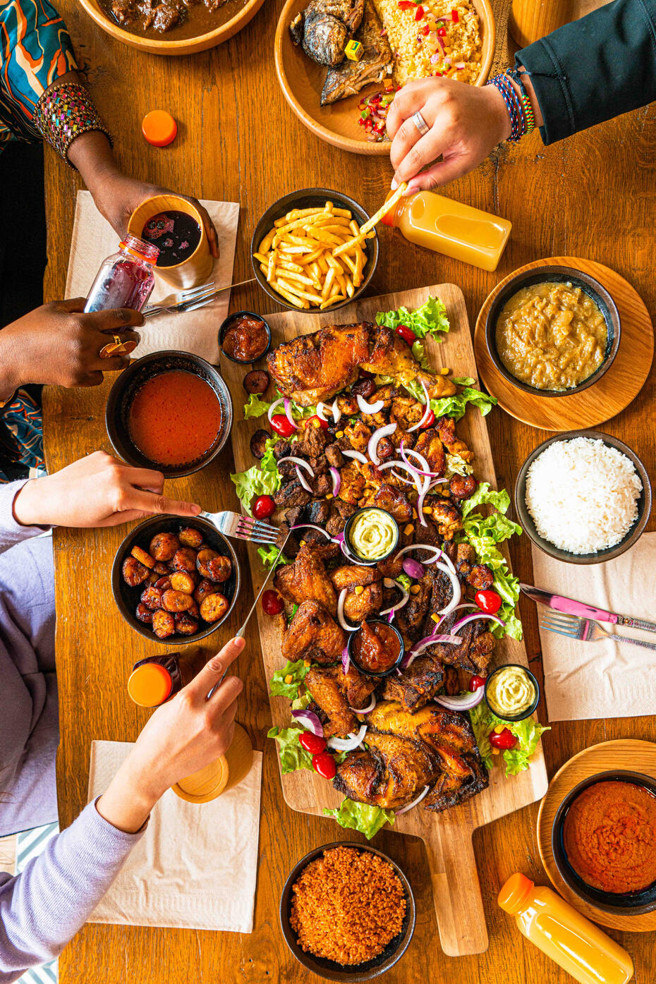 table avec verres de vin blanc et pétales de rose