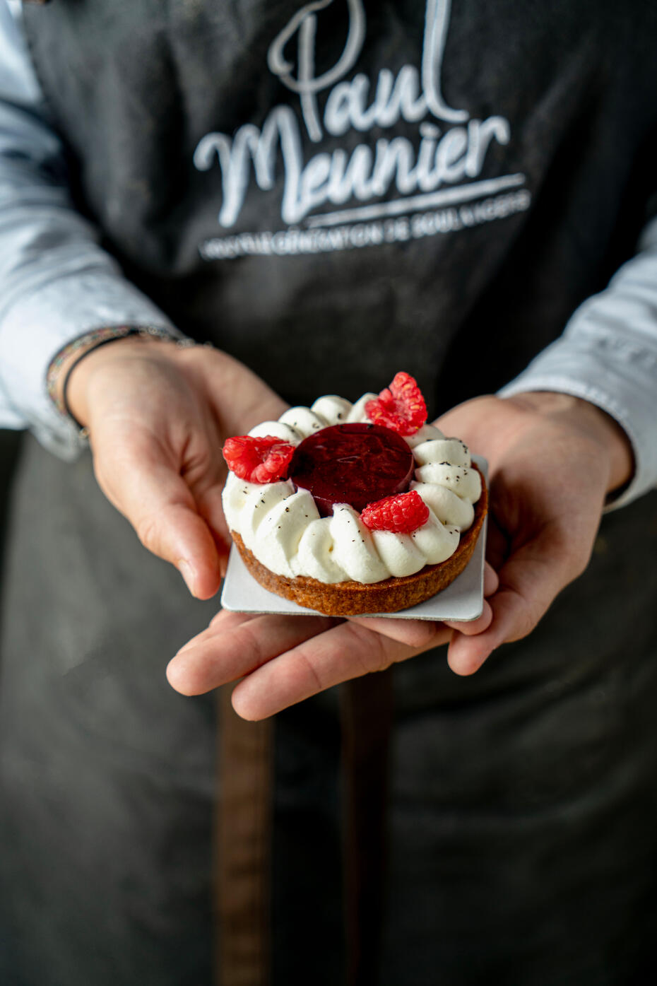 femme qui tient une assiette d'empanadas