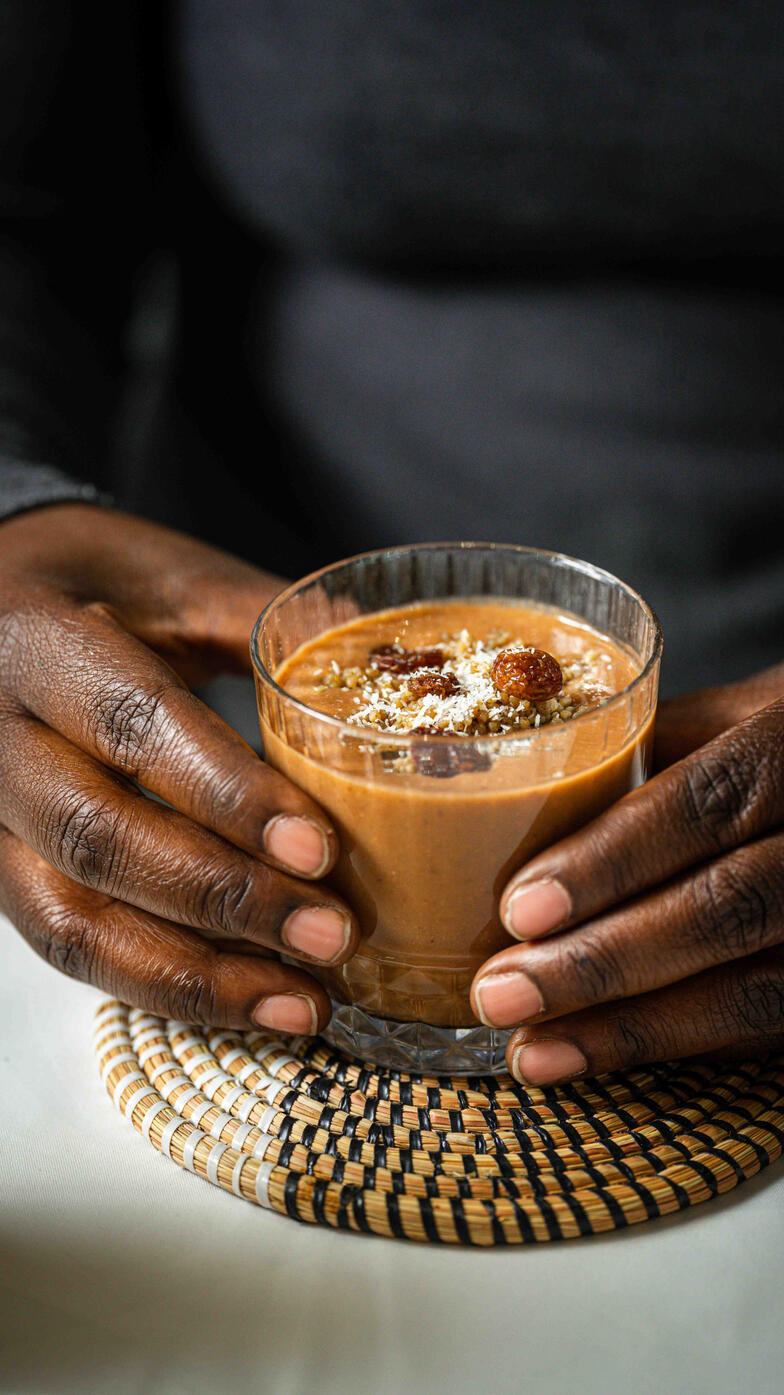 femme qui tient une boisson au chocolat