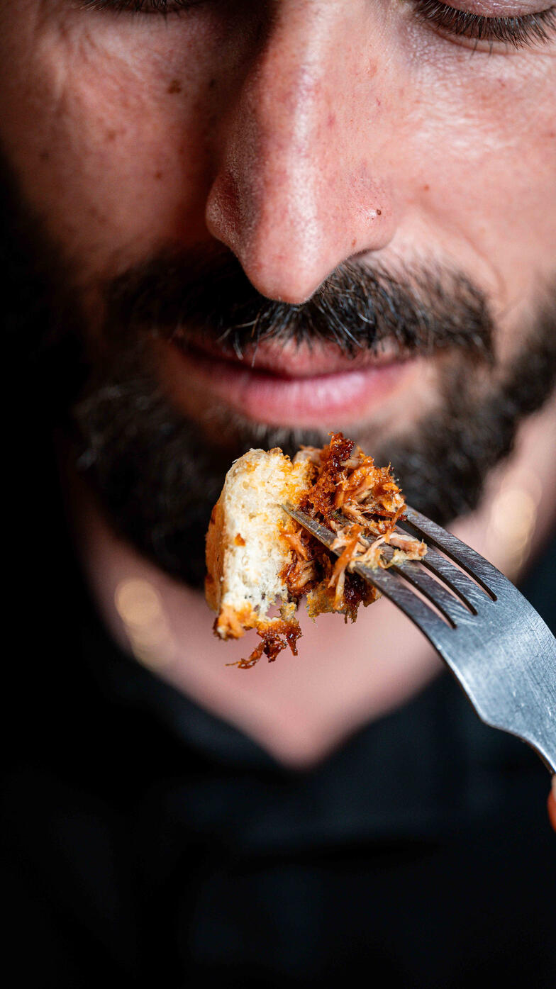 photo restaurant photographe culinaire homme qui mange une bouchée de burger