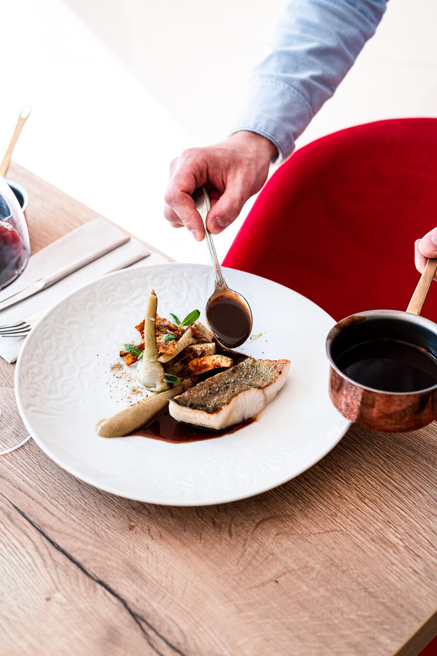 photo restaurant photographe culinaire tours assiette de poisson avec sauce et légumes