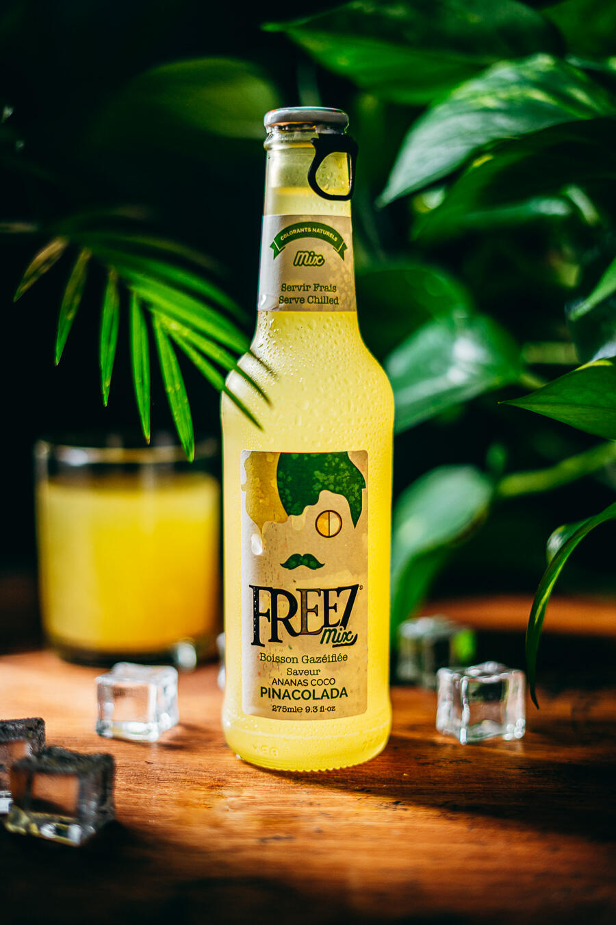 photo boisson produit culinaire professionnelle photo d'une bouteille de boisson freez mix pina colada