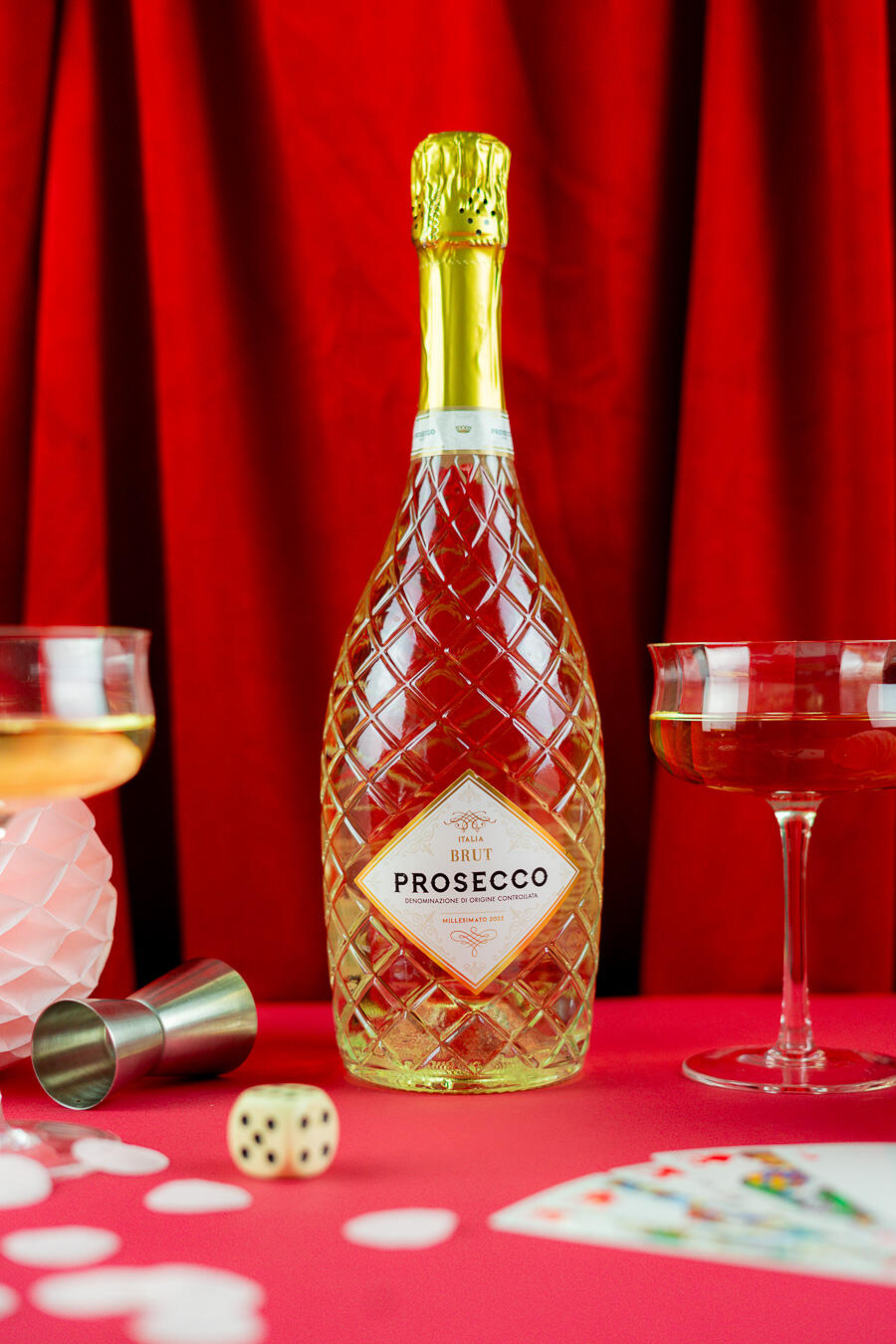 photo ambiance produit photographe culinaire bouteille de prosecco sur une table de casino