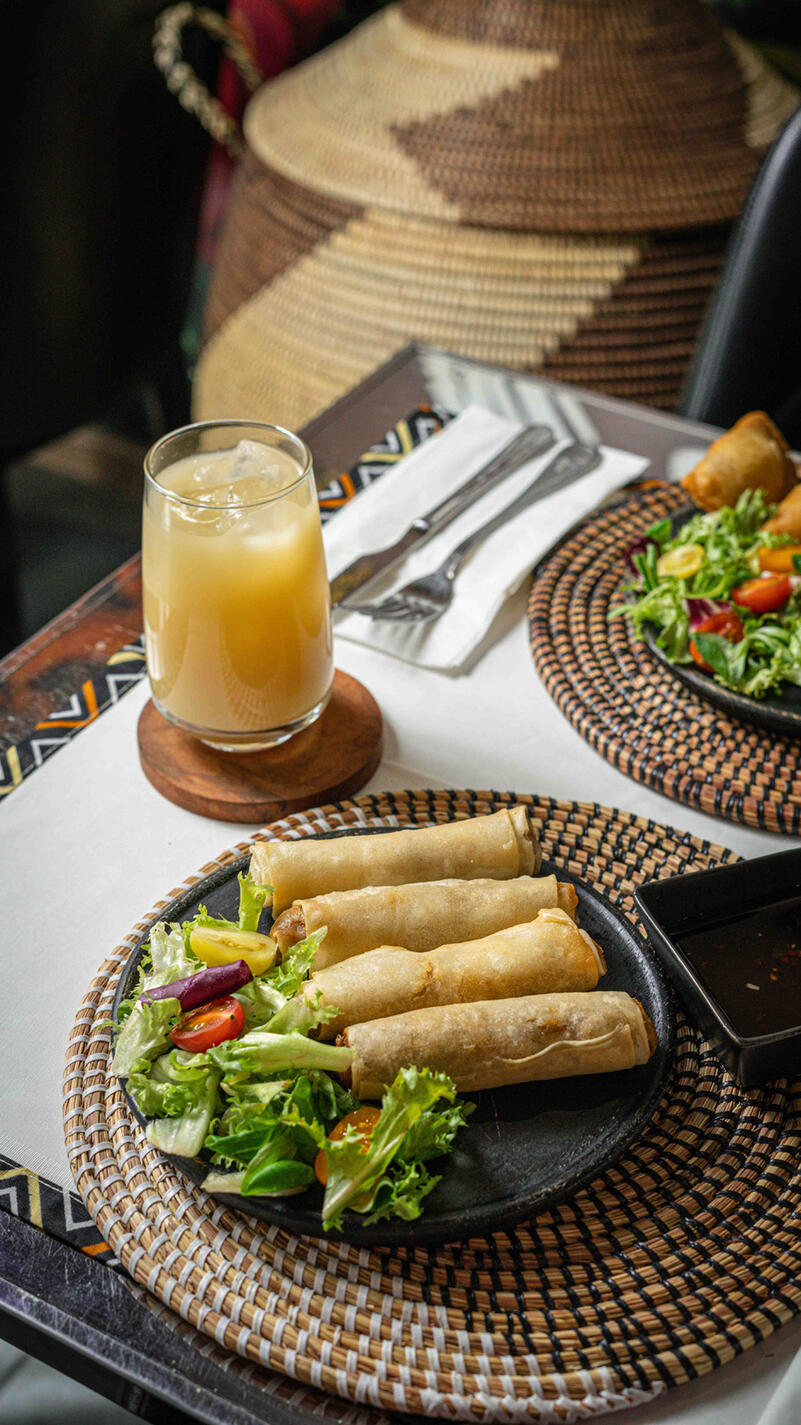 assiette de nems et cocktail