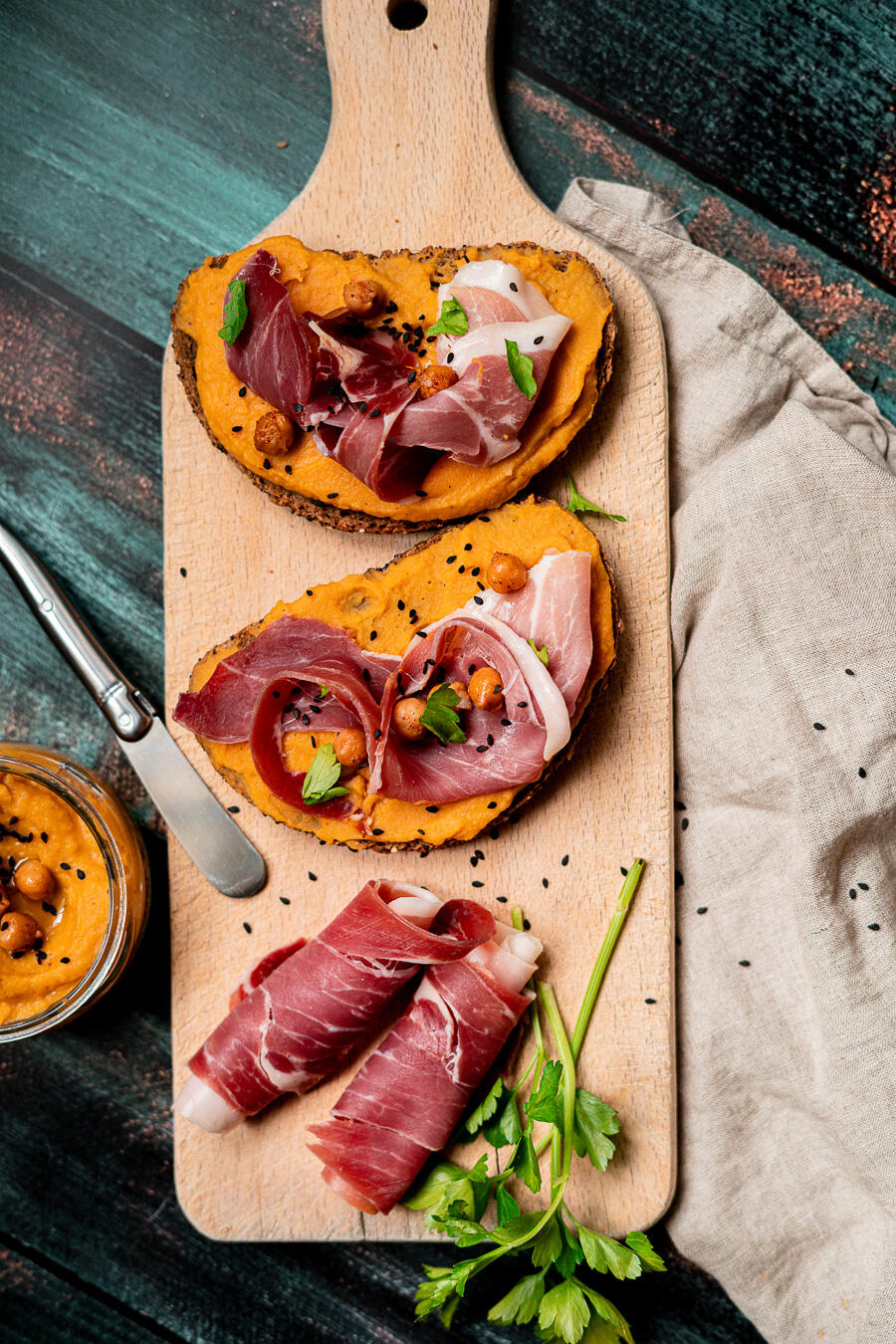 création de recette photographe culinaire Planche de tartines au houmous et jambon fumé