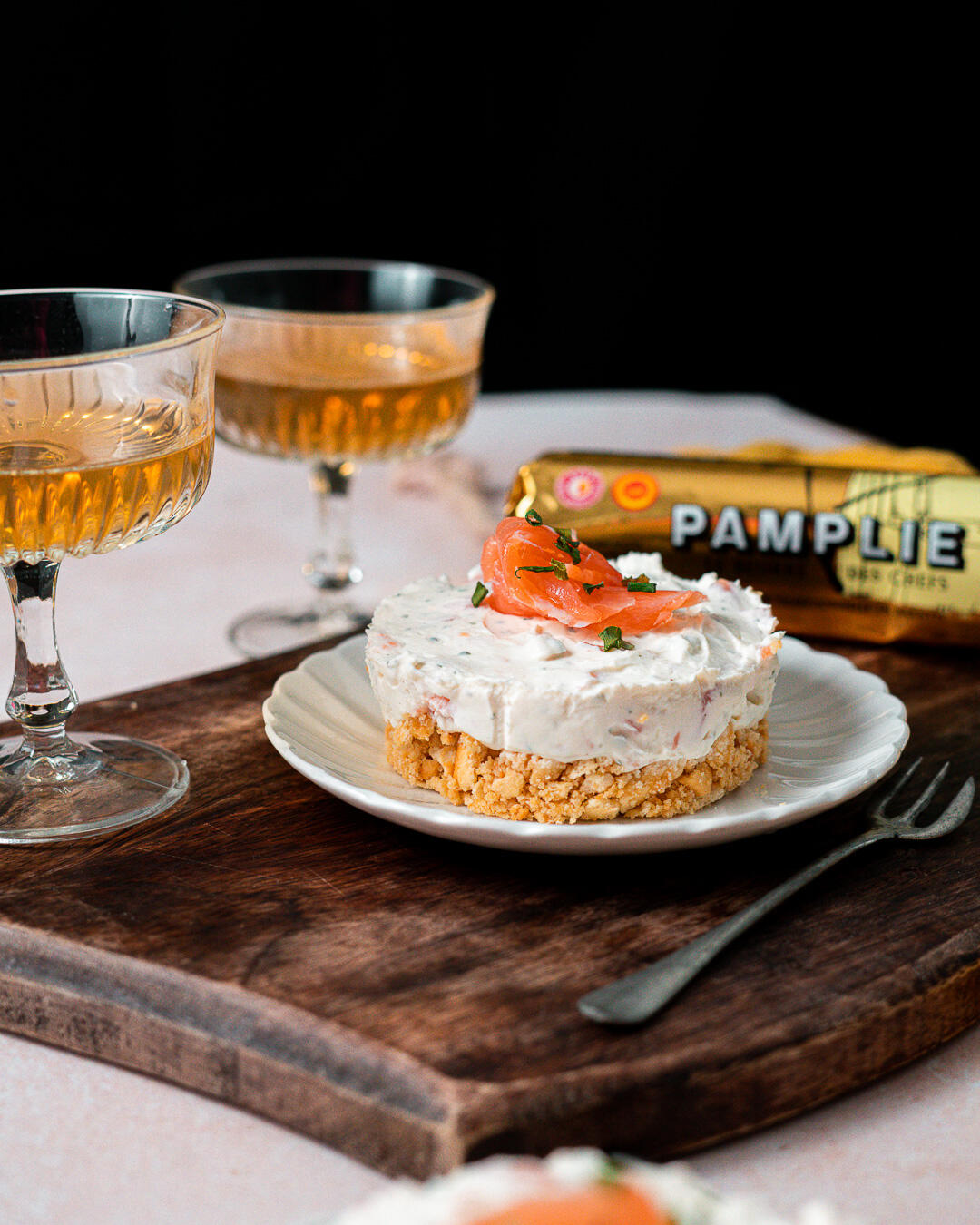 création de recettes photographe culinaire tours cheesecake salé saumon beurre pamplie et coupes de champagne