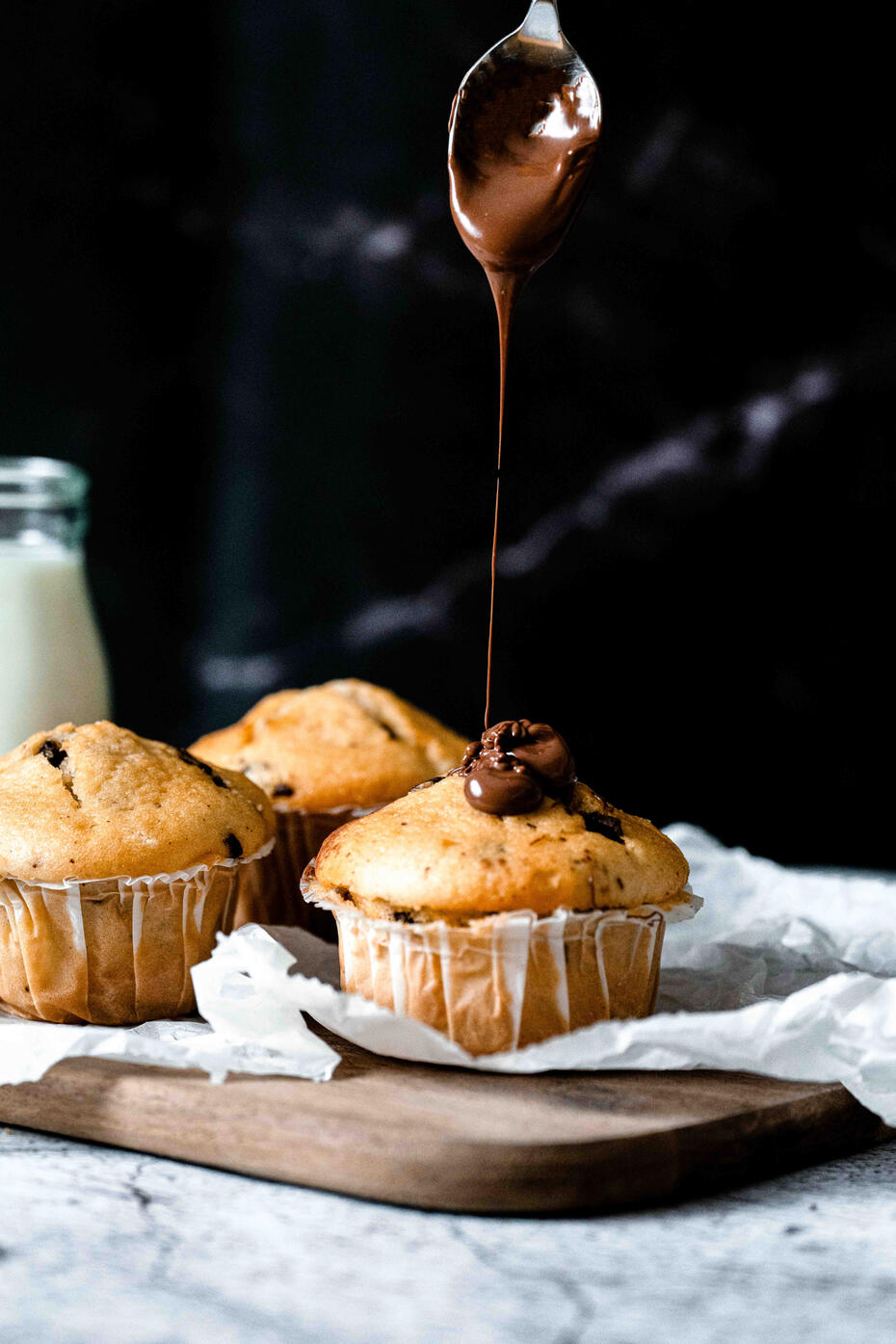création de recettes photographe et vidéos culinaires muffins mis en valeur avec un coulis de chocolat
