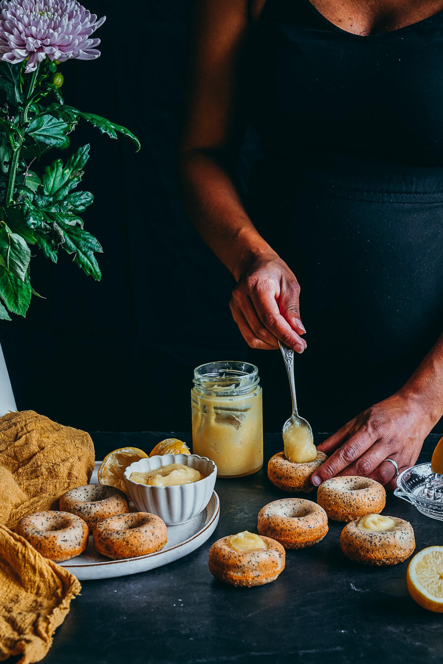 création de recette photographe et vidéaste culinaire donuts qui sont en train d'etre fourrés à la confiture maison