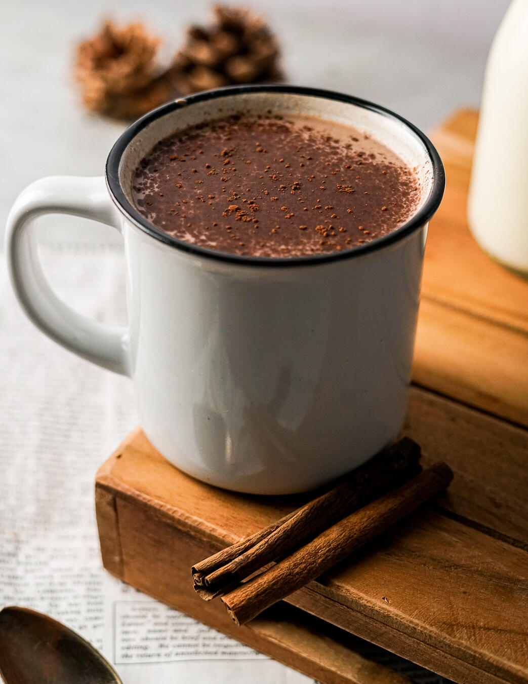 création de recette photographe et vidéaste culinaire tasse de chocolat chaud avec batons de cannelle