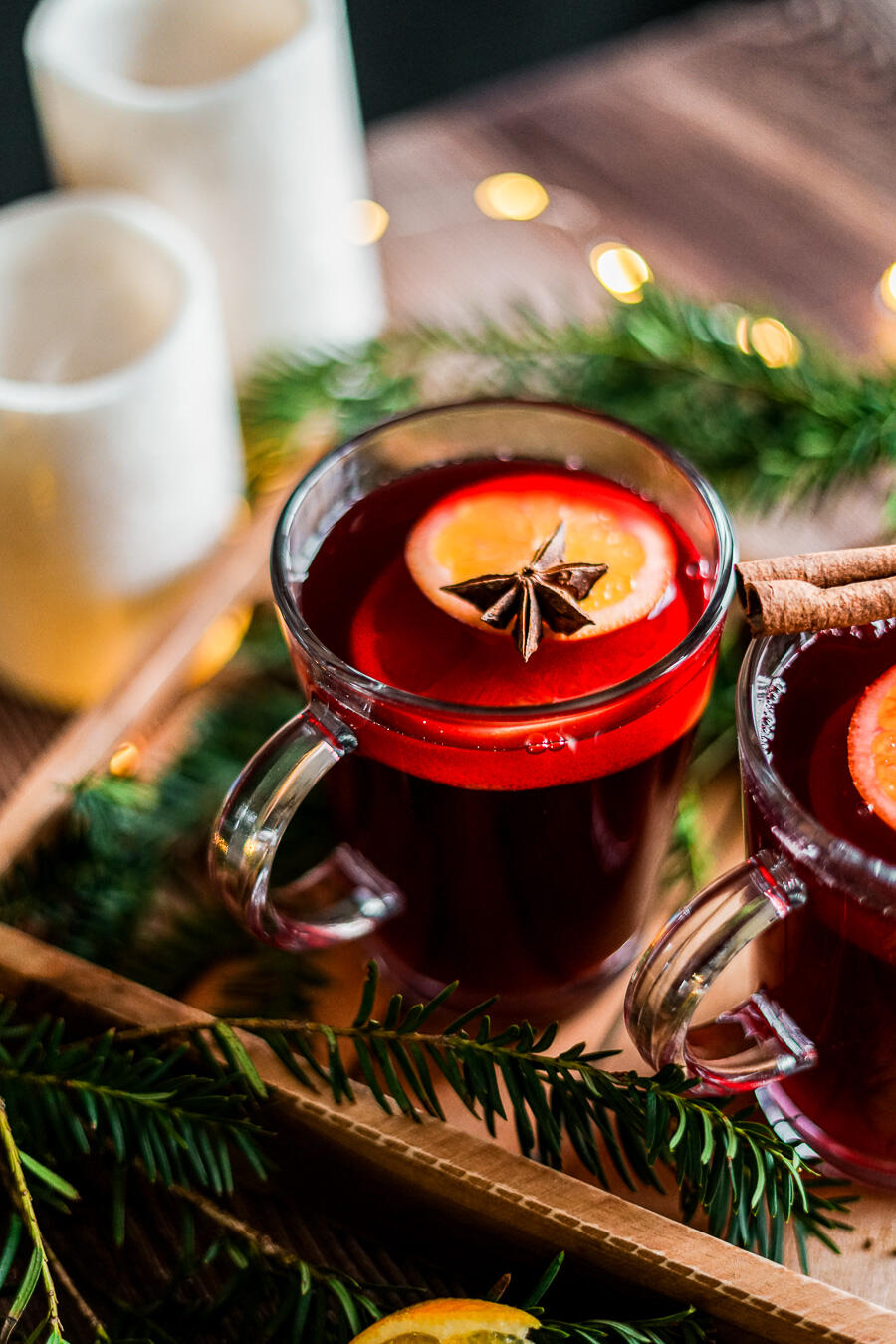 tasse de thé rouge avec citron et etoile d'anis