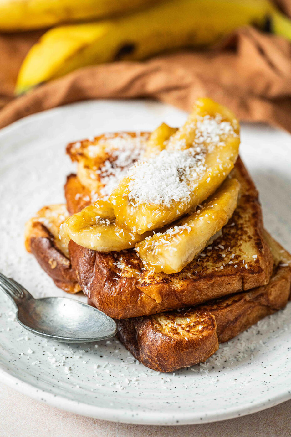 création de recette photographe et vidéaste culinaire assiette de pain perdu avec bananes et noix de coco