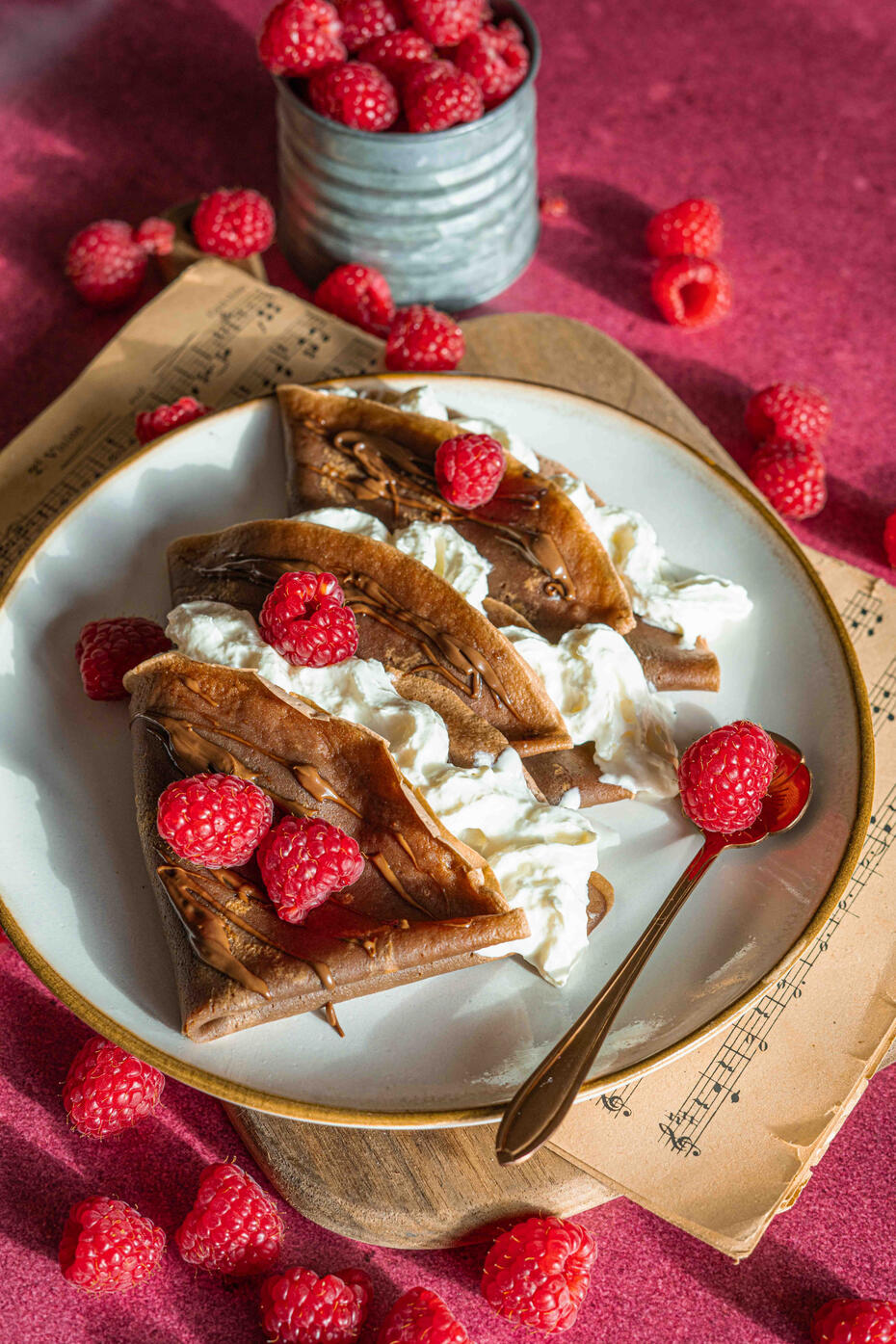 création de recettes photographe et vidéos culinaires Assiette de crêpes avec des fruits rouges